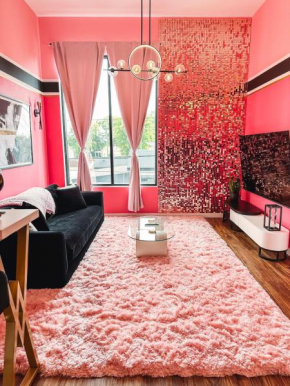 Dolly's Glam Getaway - Glittering Gem Near Broadway